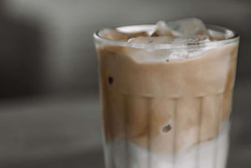 Cold brew: a ciência por trás do café gelado que conquistou o verão