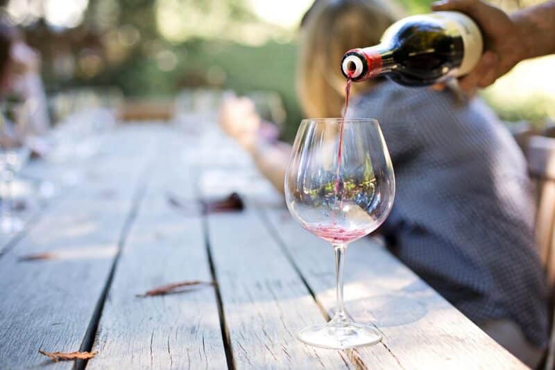Harmonização sem frescura: que vinho servir com feijoada, churrasco e moqueca