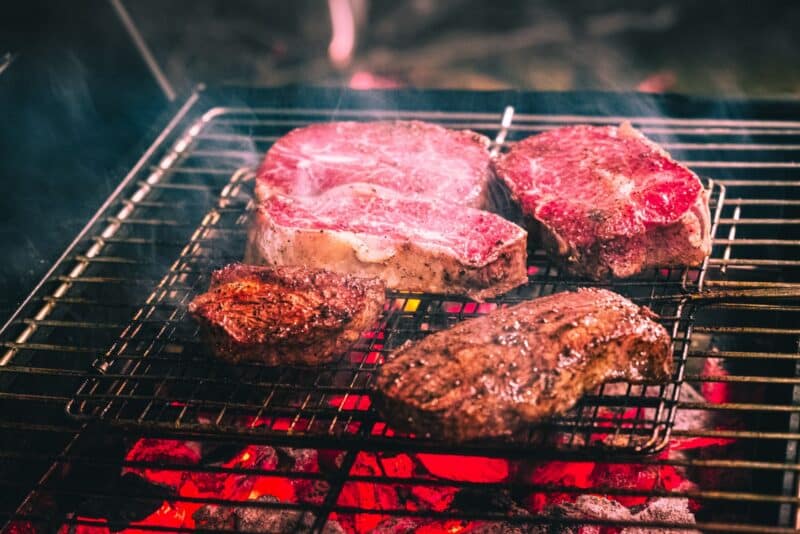 O ponto perfeito da carne sem termômetro: aprenda a confiar nas suas mãos