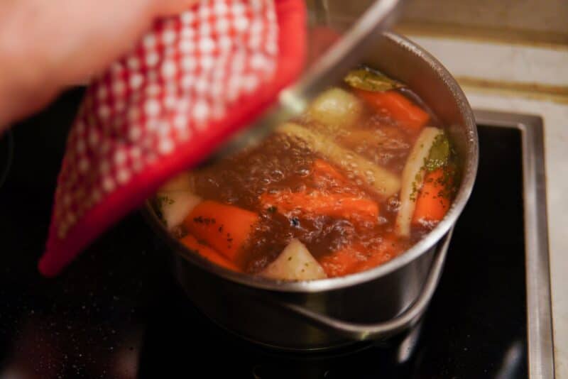 Caldo caseiro: a base secreta que eleva sopas, risotos e molhos a outro nível