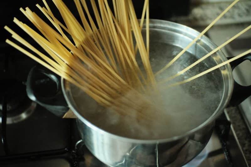 Macarrão al dente e o truque da água do cozimento que os italianos nunca dispensam