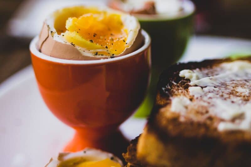 Ovos sem mistério: do cozido perfeito ao poché de restaurante na sua cozinha