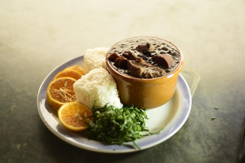 Feijoada de fim de semana: versão descomplicada para fazer em casa